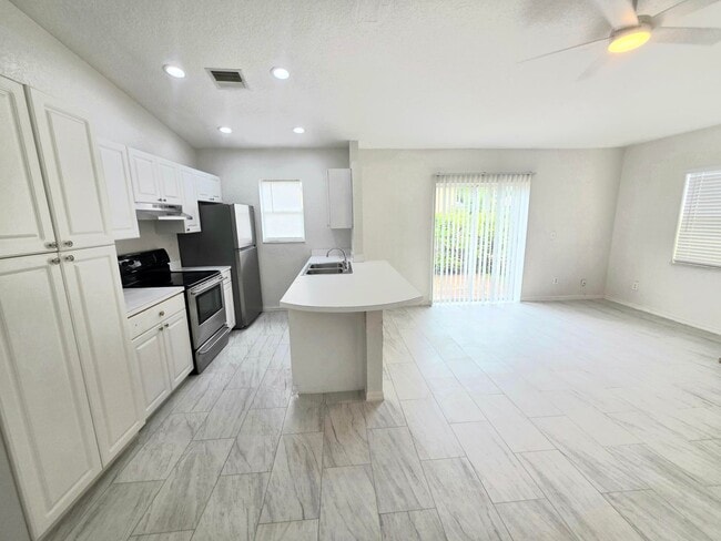 Photo - 569 E Ridge Cir N
