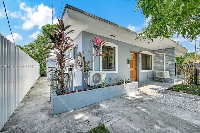 Photo - 6430 NE 1st Ct Unidad 6430