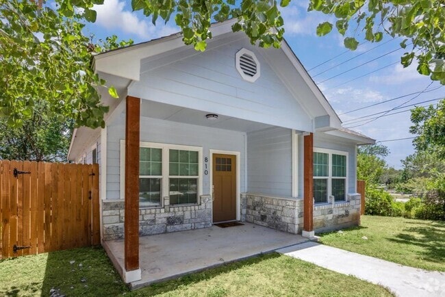 Building Photo - 810 E Navarro St Rental