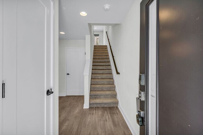 Photo - Modern and Spacious Lynnwood Townhouse