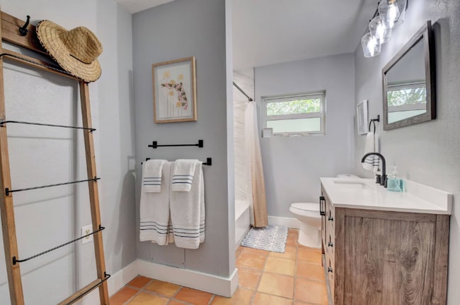 Photo - 721 NE 8th Ave