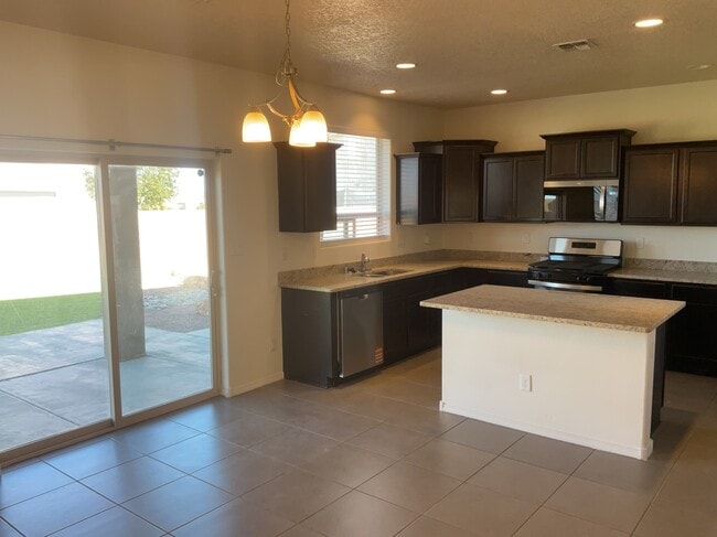 Photo - 904 Crown Ct NE