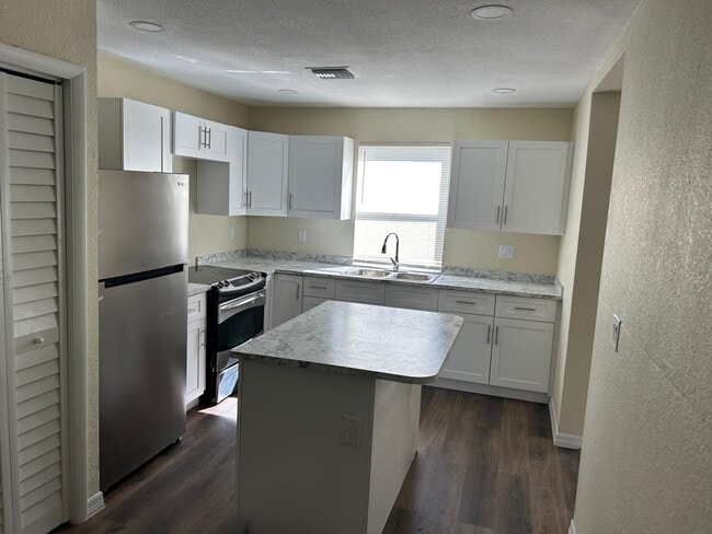 Photo - 371 Banyan Ave