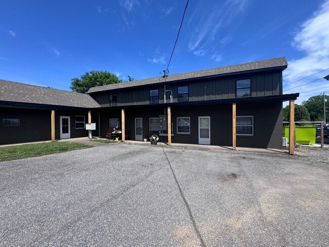 Building Photo - 904 Coldwater Rd Unit 904 Coldwater Road #7