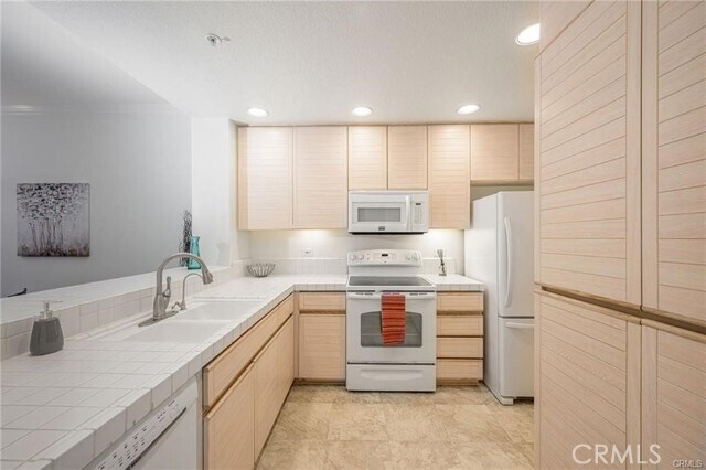2233 Martin Unit 115