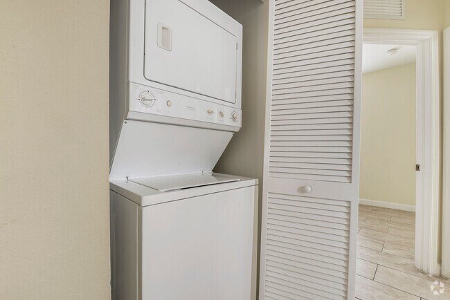 Building Photo - 230 SE 29th Ave Unit # 1 Rental