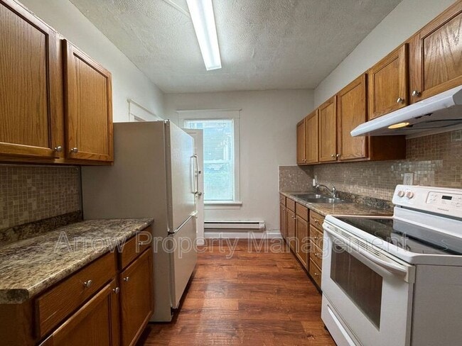 Building Photo - 1215 Peach St Unit 2
