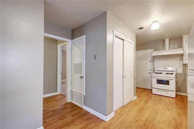 Photo - 607 Bellevue Plz Unit B