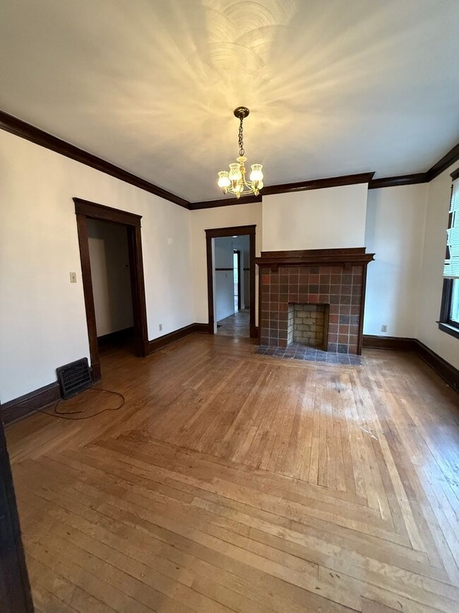 Photo - 1612 Quarrier St Unidad Downstairs