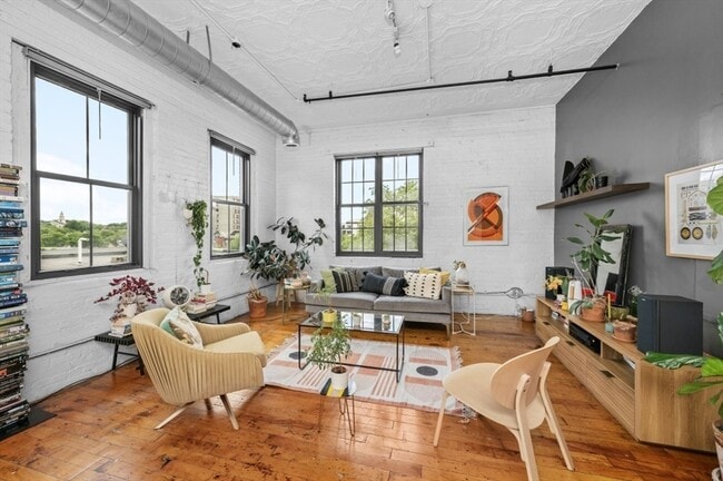 Building Photo - 10 Williams St Unit 44