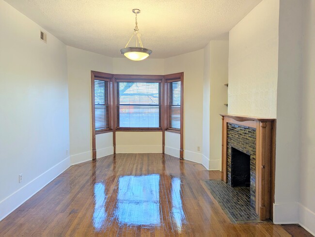 Building Photo - 3612 S King Dr Unit 3rd Floor