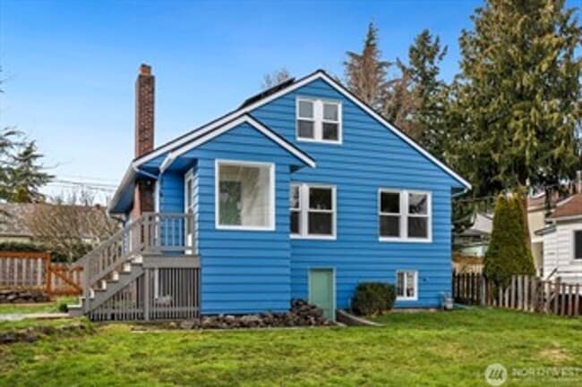 Building Photo - Charming Greenwood Home !