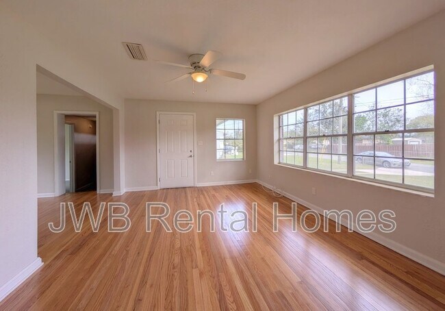 Photo - 7818 Caxton Cir W