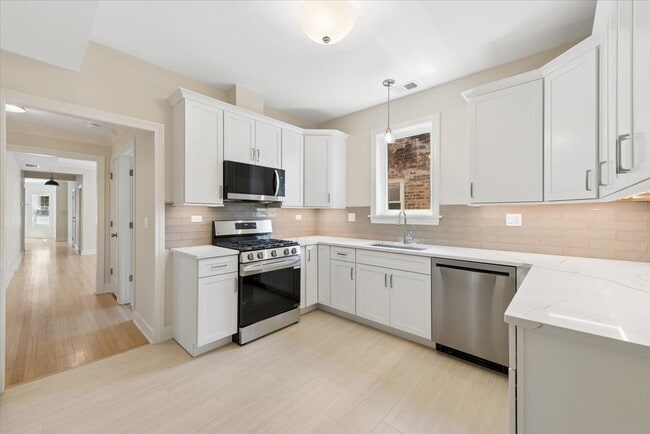 Building Photo - 5028 N Mozart St Unit #2
