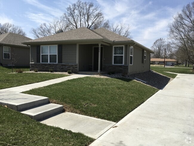 Building Photo - 2 Bed 2 Car Single Level Home in Raymore