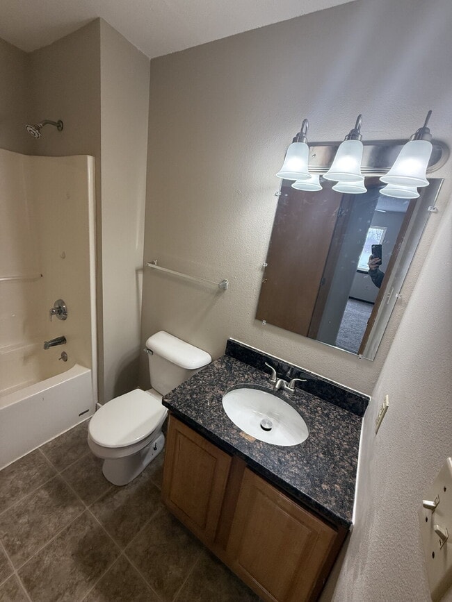 Photo - *WINTER MOVE-IN SPECIAL*
3 Bedroom | 2 Bathroom 2nd Floor Unit in Oelwein Available in RIGHT NOW! Unit 23