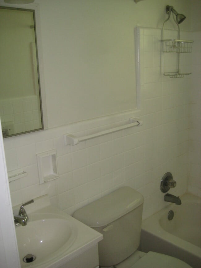 Baño 1 - 5711 Whitney Ave Unidad 3