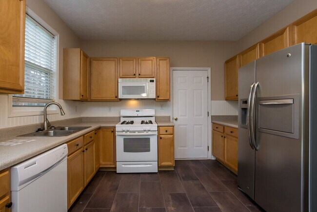 Photo - 225 Chamberlyn Ln