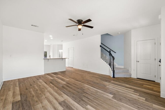 Photo - 140 Kinley Ave