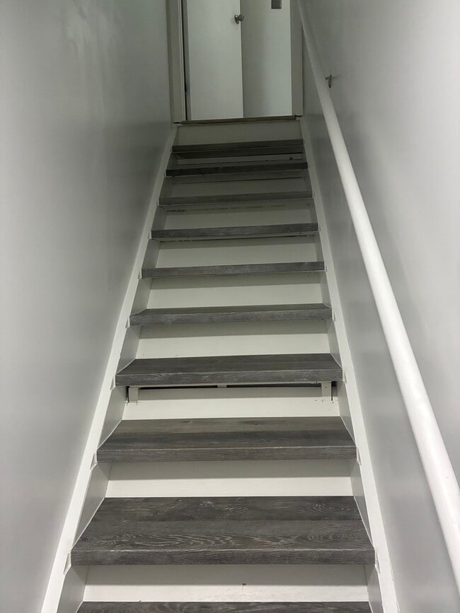 Escaleras al piso principal - 14433 Twig Rd