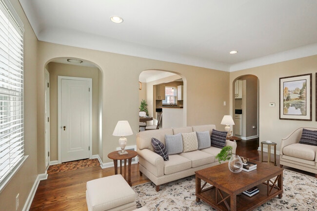 Photo - 1792 Roslyn Rd