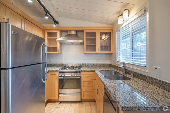 2BR,1BA - 705SF - Kitchen - 2323 San Juan Ave