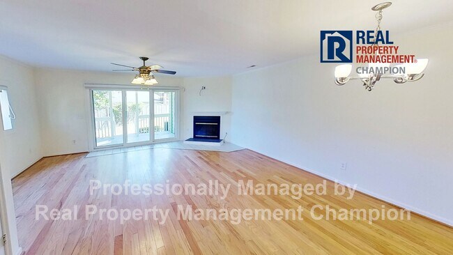 Photo - Spacious End Unit Townhome with Private De...