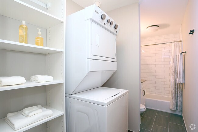1BR, 1BA - Laundry - District @ Sheridan - 5536 N Sheridan Rd