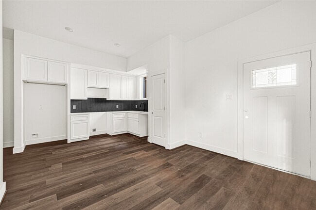 422 Clinton Park St Unit A-D