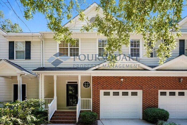 Building Photo - Spacious End-Unit 3-Bed Townhome with Back...