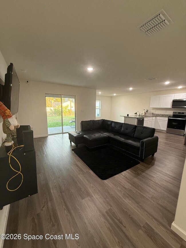 Photo - 487 Wiltshire Ave SW