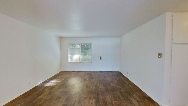 Photo - Lovely 3 Bedroom 1 Bathroom Condo in Woodb...