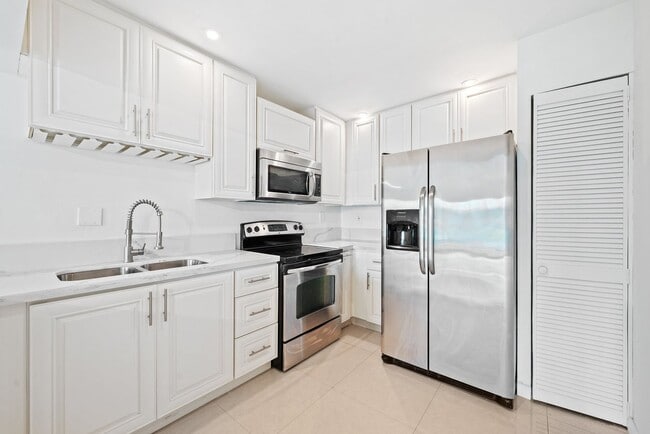 Photo - Peaceful corner unit 2 Bed 2 bath overlooking beautiful lake