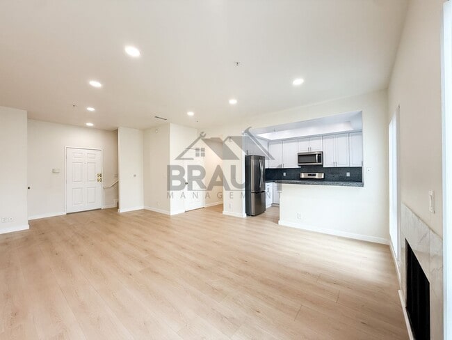 Building Photo - 11035 Moorpark St Unit 202