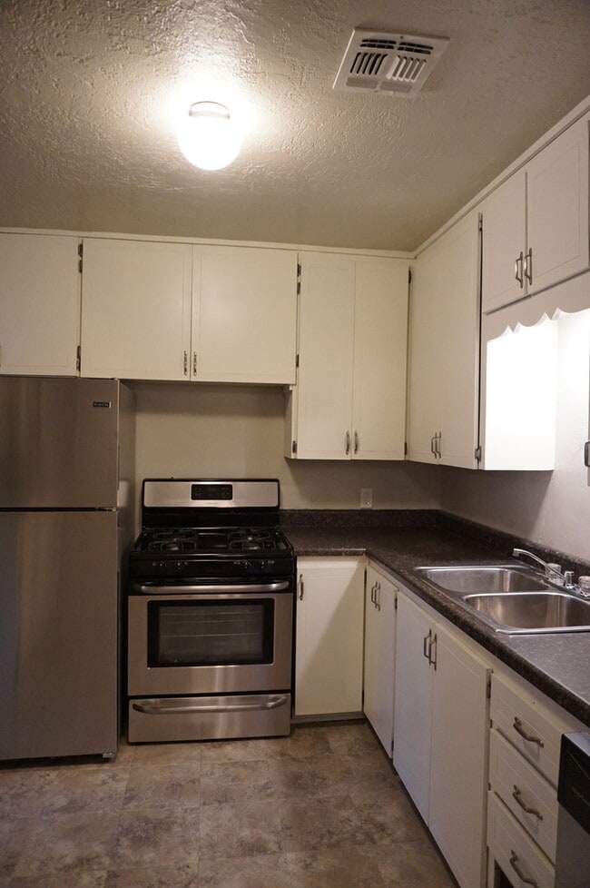 Photo - 4 BED 2 BATH 1 CAR GARAGE PLUS CARPORT IN STEVE PENNINGTON ADDITION