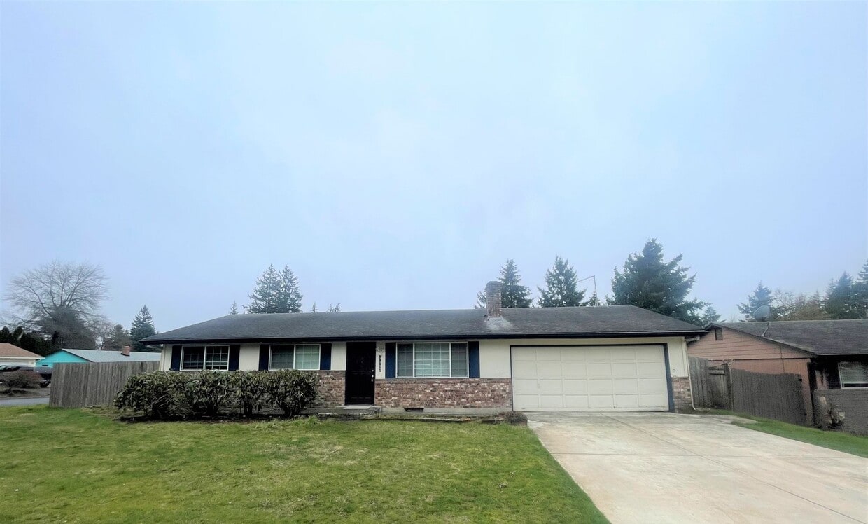 Ranch home with large fenced back yard - Ranch home with large fenced back yard