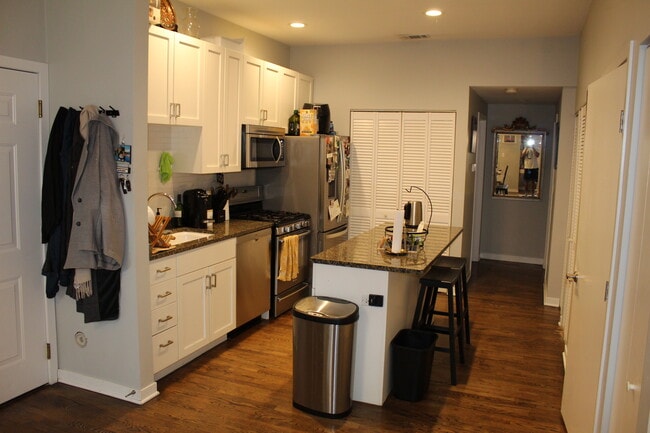 kitchen - 946 W Fry St Unit #1e