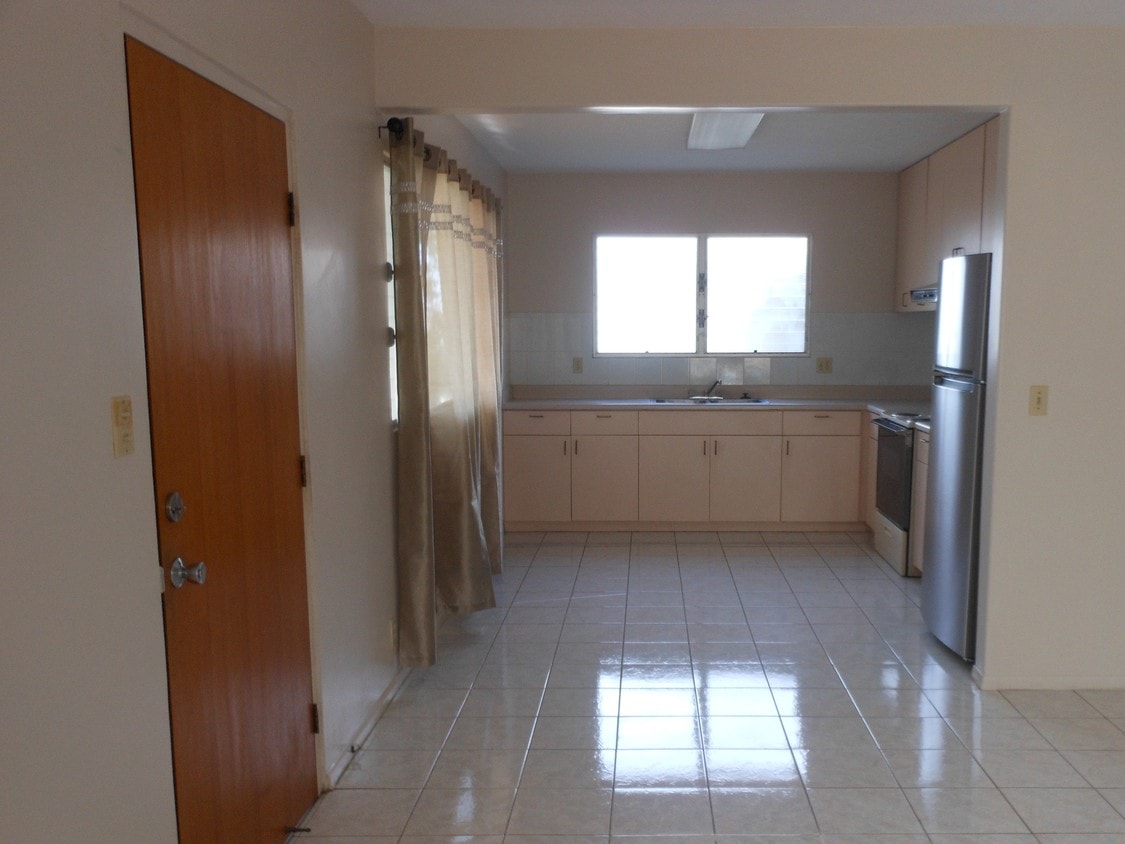 Kitchen from Living Room - 702 9th Ave (Honolulu, HI)