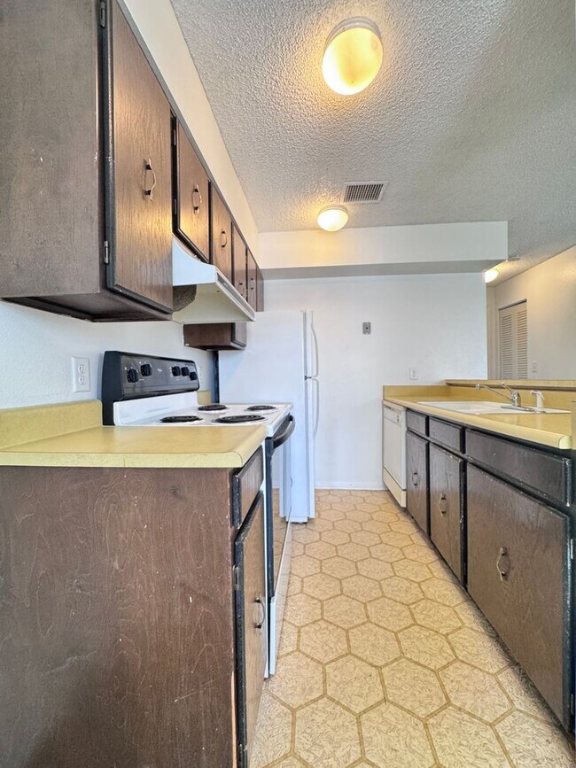 Photo - 1705 Heatheridge Rd Unit H305