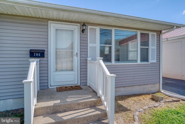 Photo - 206 N Main St