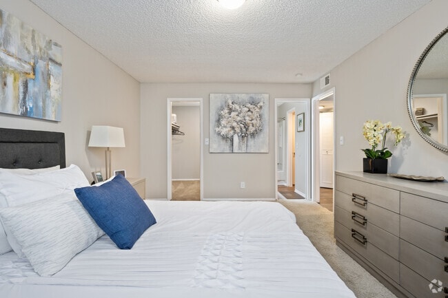 2BR, 2BA - 1000SF - Primary Bedroom