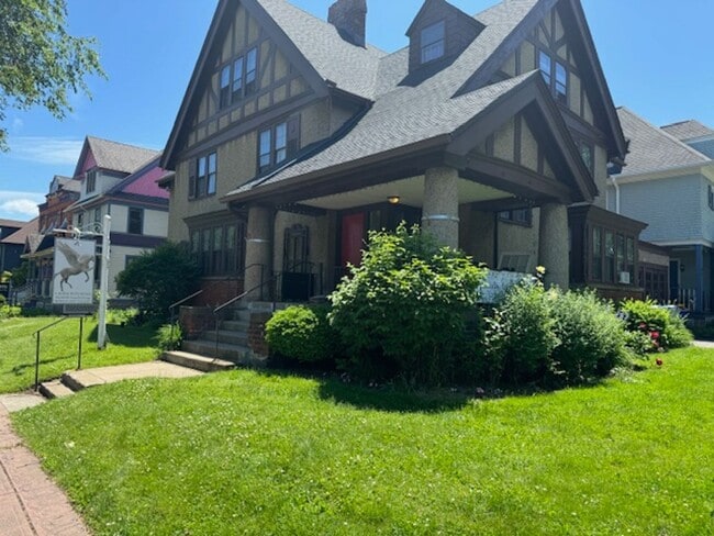 Photo - 775 University Ave Unit 1