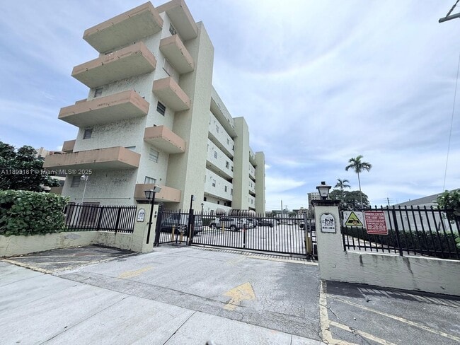 Building Photo - 300 NW 42nd Ave Unit 109
