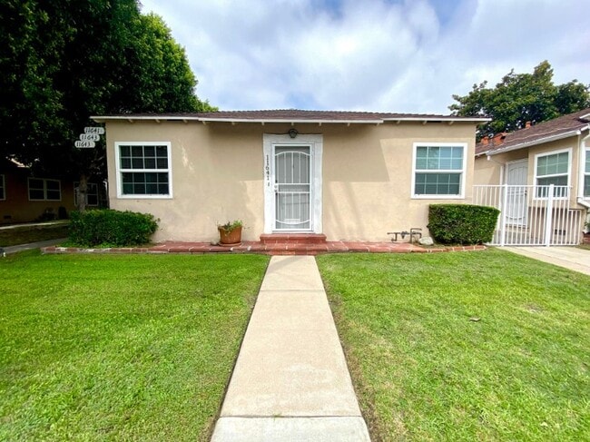 Building Photo - 11641 Magnolia Blvd Unit 11641