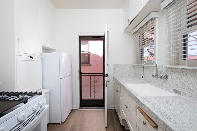 Photo - 2 WEEKS FREE!!! Rare 1 Bedroom in a Fantas... Unit 3760