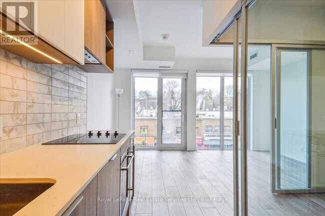 Photo - 2020 Bathurst St Unité 327