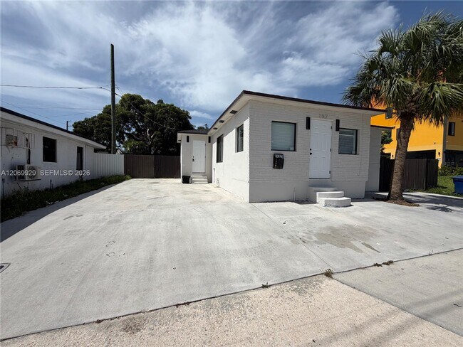 Photo - 107 W Pembroke Rd