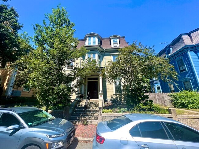 Building Photo - 15 Bigelow St Unit 1