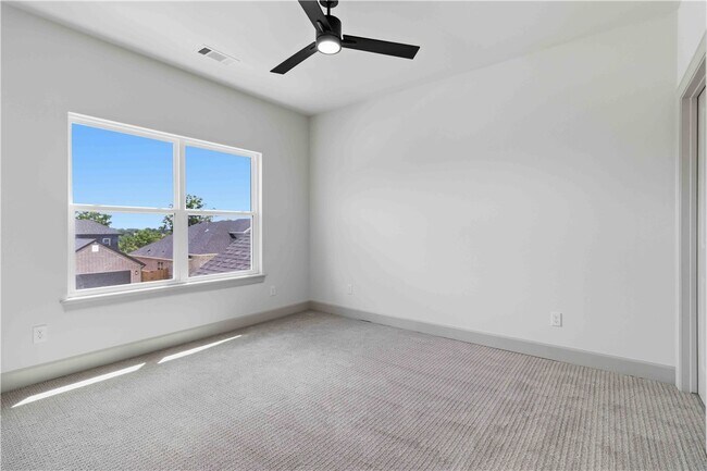 Photo - 1071 Whistler St
