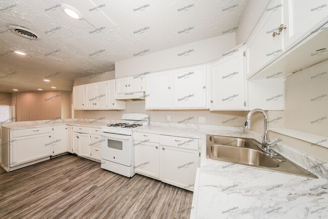 Photo - 821 SW 48th St